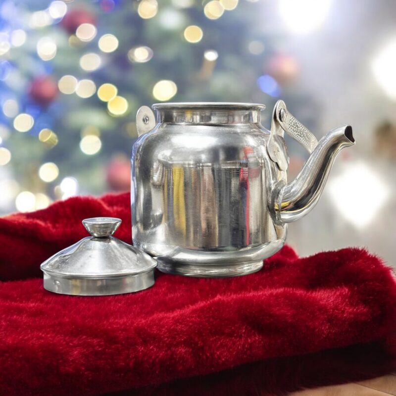 Little Master Dhara Kettle with 4-cup capacity, crafted from high-grade stainless steel for durability