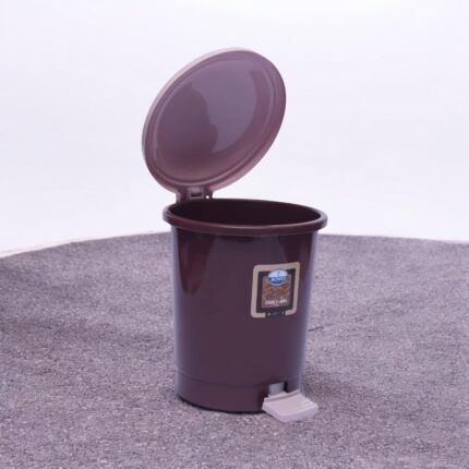 Joyo Mini Step-On Dustbin – 6.5-inch compact plastic trash bin with foot pedal, suitable for use in cars, work desks, bathrooms, and small rooms.