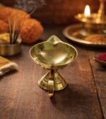 Set of 2 pure brass diya with handle for aarti and pooja rituals, traditional Indian oil lamp for home temple and festive use